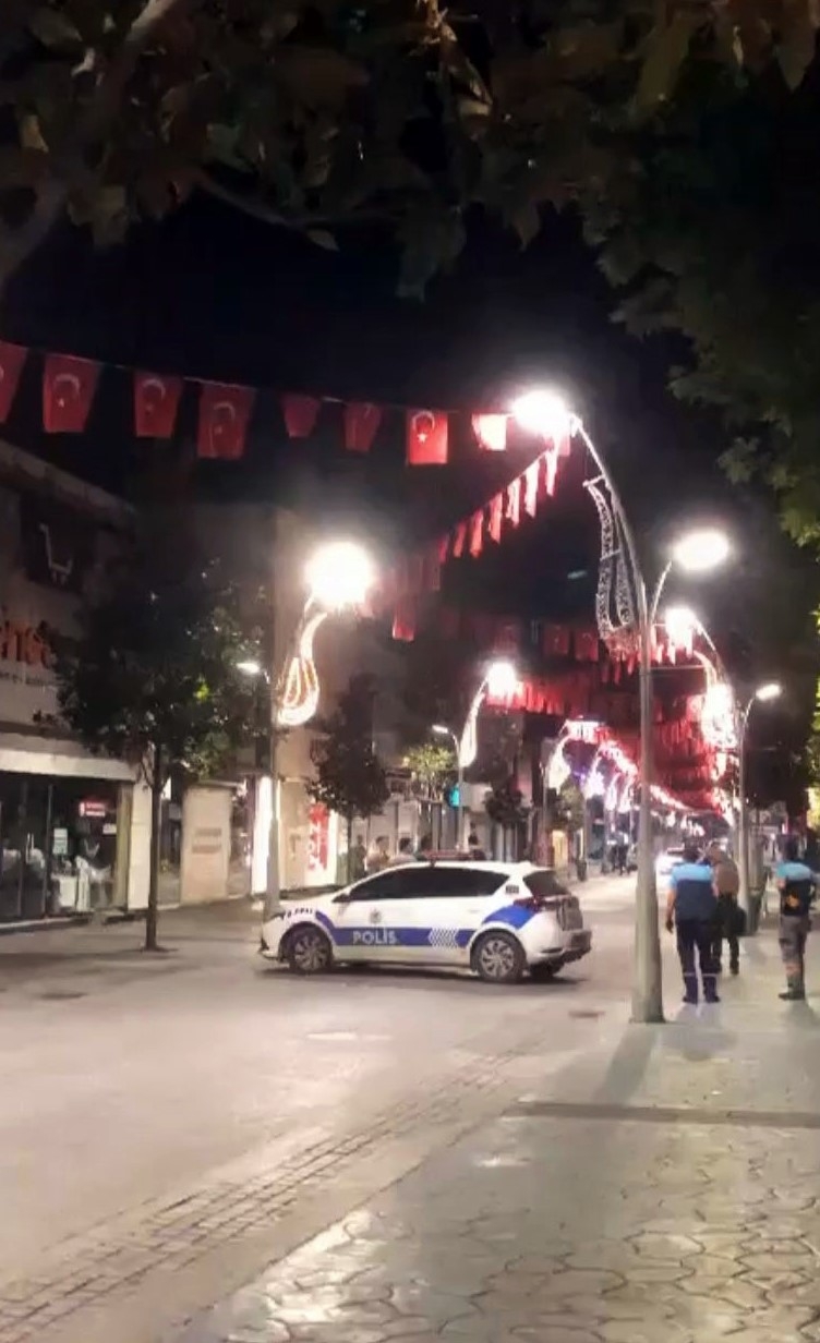 cark-ta-supheli-canta-polisi-alarma-gecirdieediyk5aq3