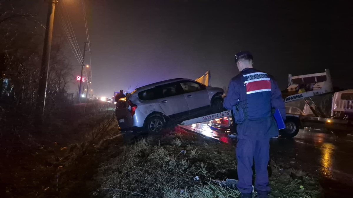 Çarpışan araçlar kanala uçtu: 6 yaralı