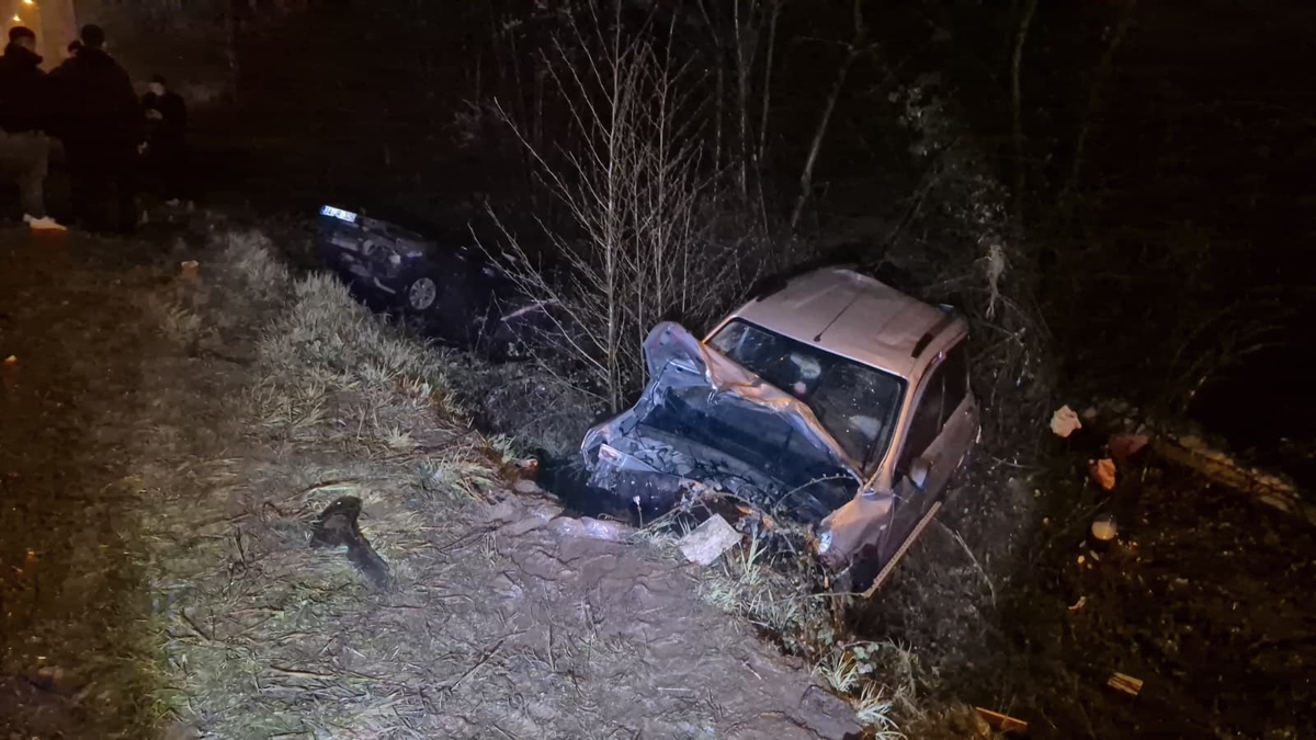 Çarpışan araçlar kanala uçtu: 6 yaralı