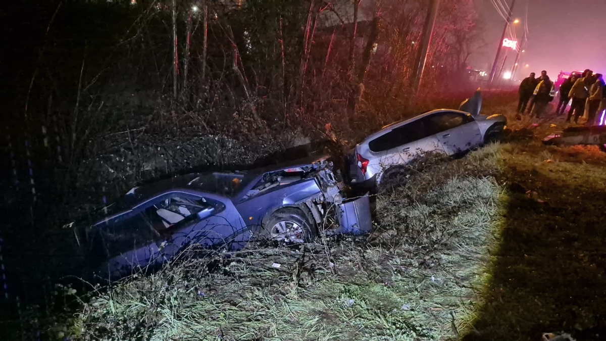 Çarpışan araçlar kanala uçtu: 6 yaralı