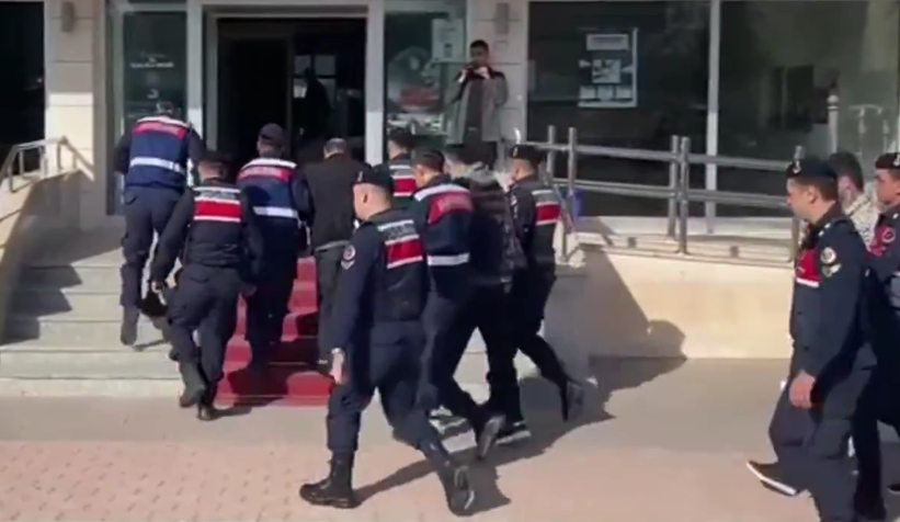 casus-kulaklikla-ehliyet-sinavina-sokuyorlardi-o-cete-cokertildicwcymvdicv