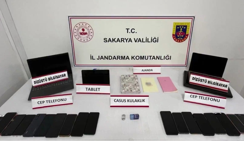 casus-kulaklikla-ehliyet-sinavina-sokuyorlardi-o-cete-cokertildicwcymvdicv