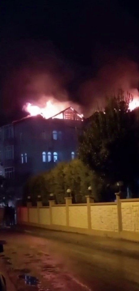 Çatı alevlere teslim oldu