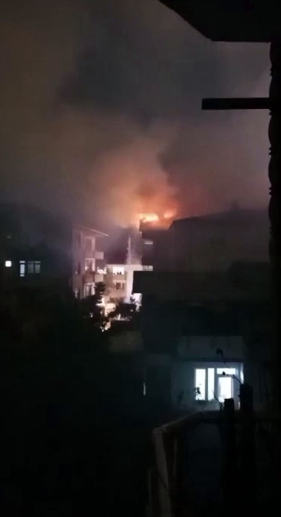 Çatı alevlere teslim oldu