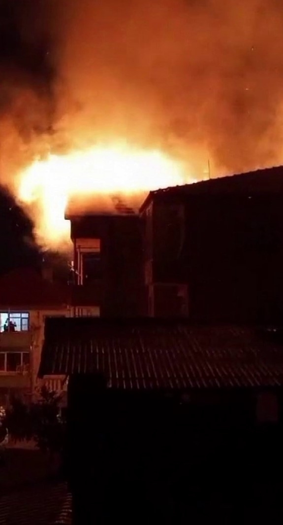 Çatı alevlere teslim oldu