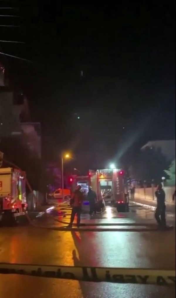 Çatı alevlere teslim oldu