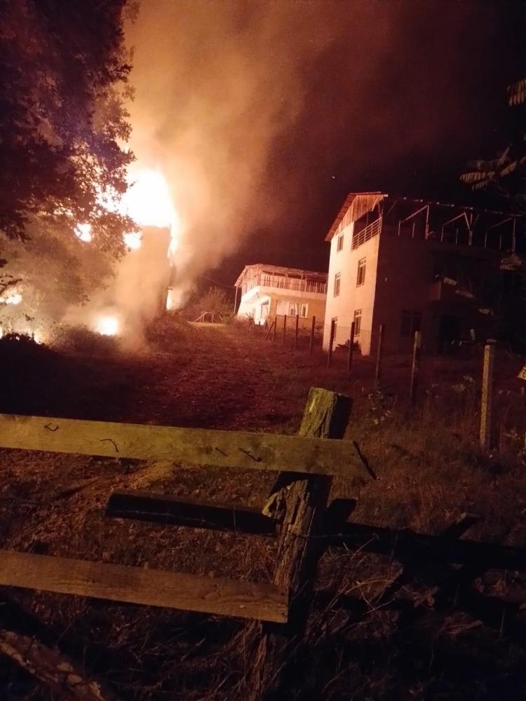 Çatıda çıkan yangın iki katlı evi alev topuna çevirdi