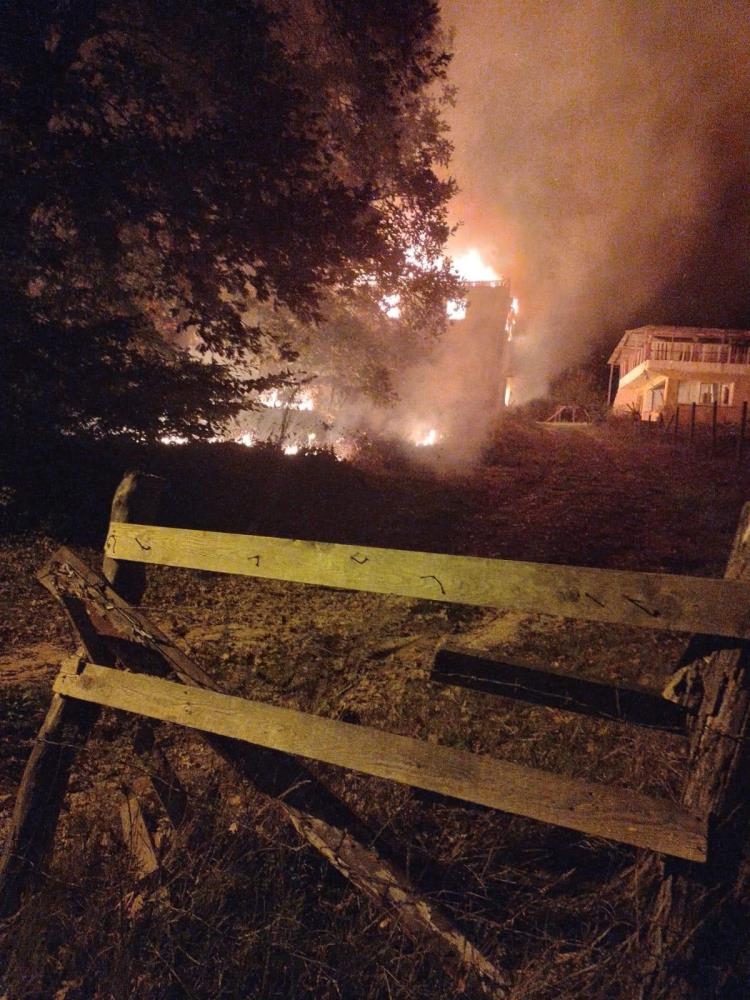 Çatıda çıkan yangın iki katlı evi alev topuna çevirdi