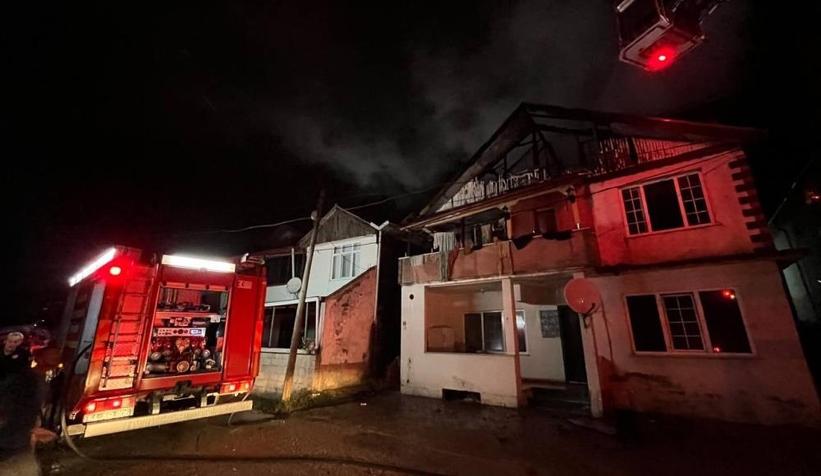 Çatıda çıkan yangın paniğe neden oldu