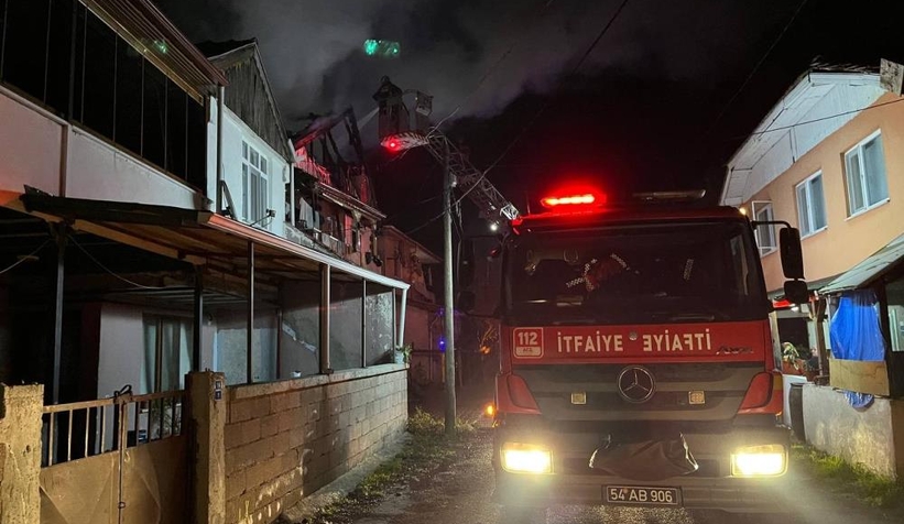 Çatıda çıkan yangın paniğe neden oldu