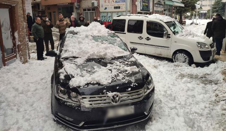 Çatıdan düşen kar kütlesi iki otomobile hasar verdi