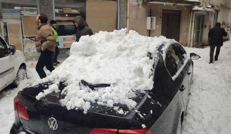 Çatıdan düşen kar kütlesi iki otomobile hasar verdi