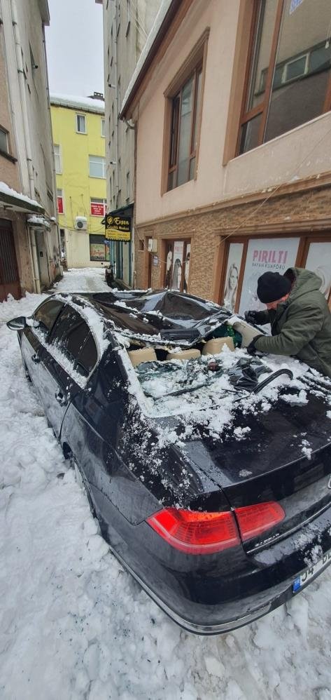Çatıdan düşen karla otomobil pert oldu