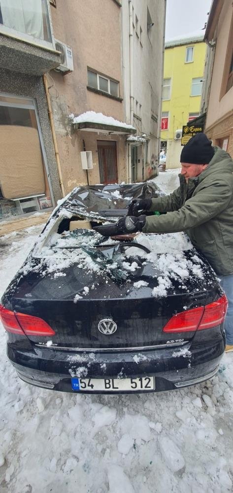 Çatıdan düşen karla otomobil pert oldu