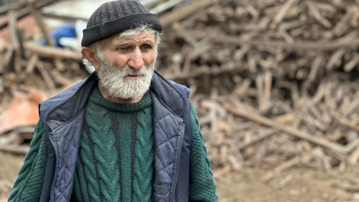 Çatıdan düşen yaşlı adam ağır yaralandı