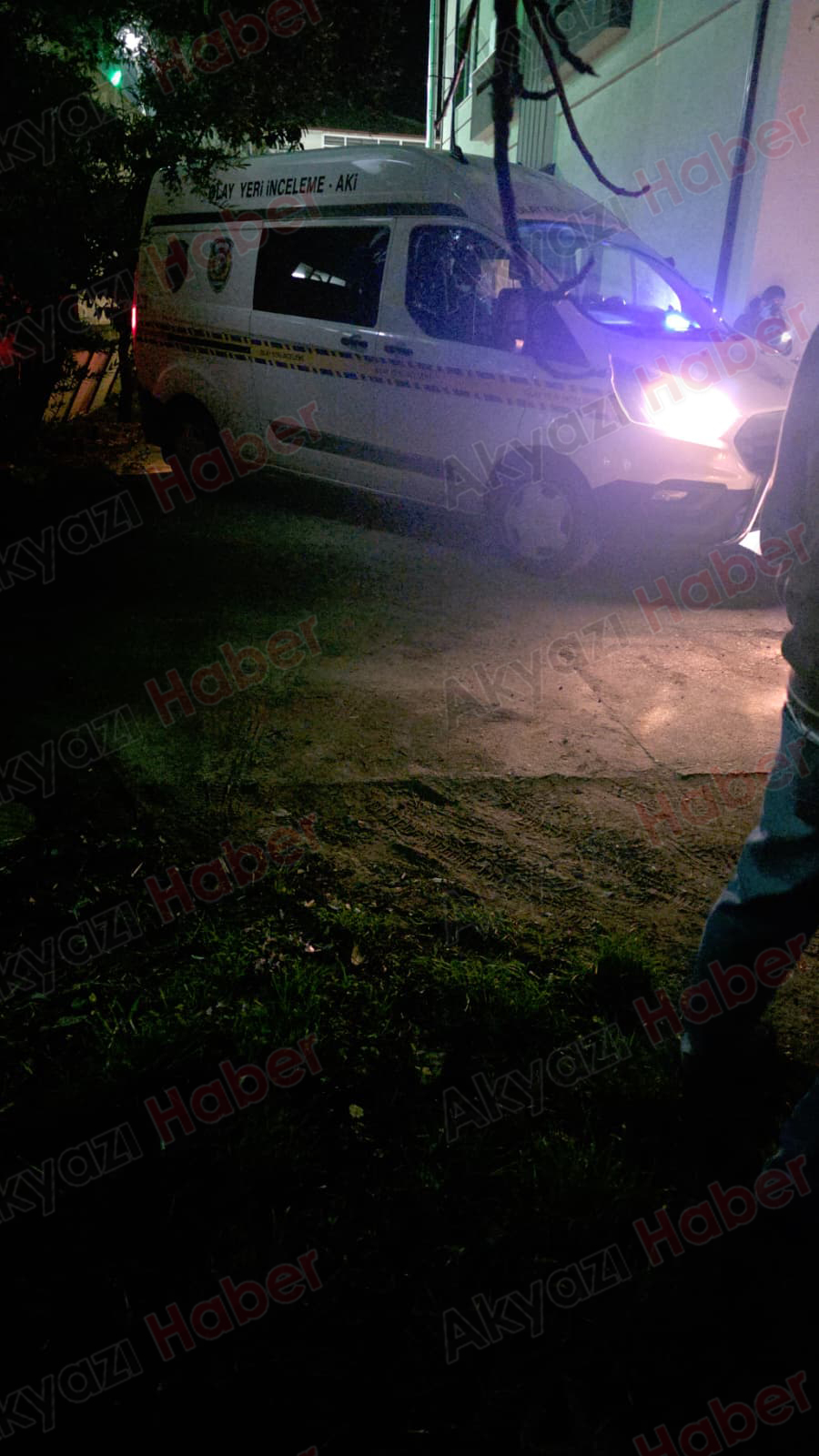 Çatıdan düşen yaşlı adam ağır yaralandı