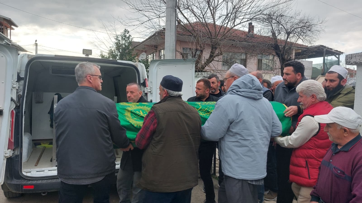 Çatıdan düşen yaşlı adam toprağa verildi