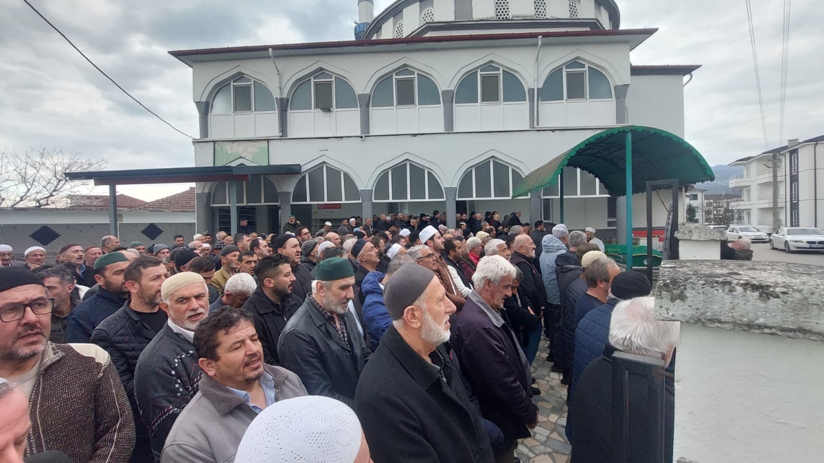 Çatıdan düşen yaşlı adam toprağa verildi