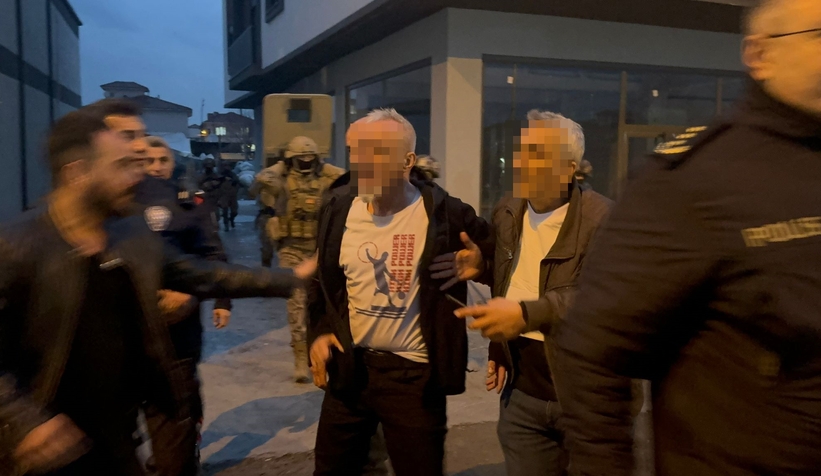 Çatıya çıkıp ateş açan ihraç polis tutuklandı