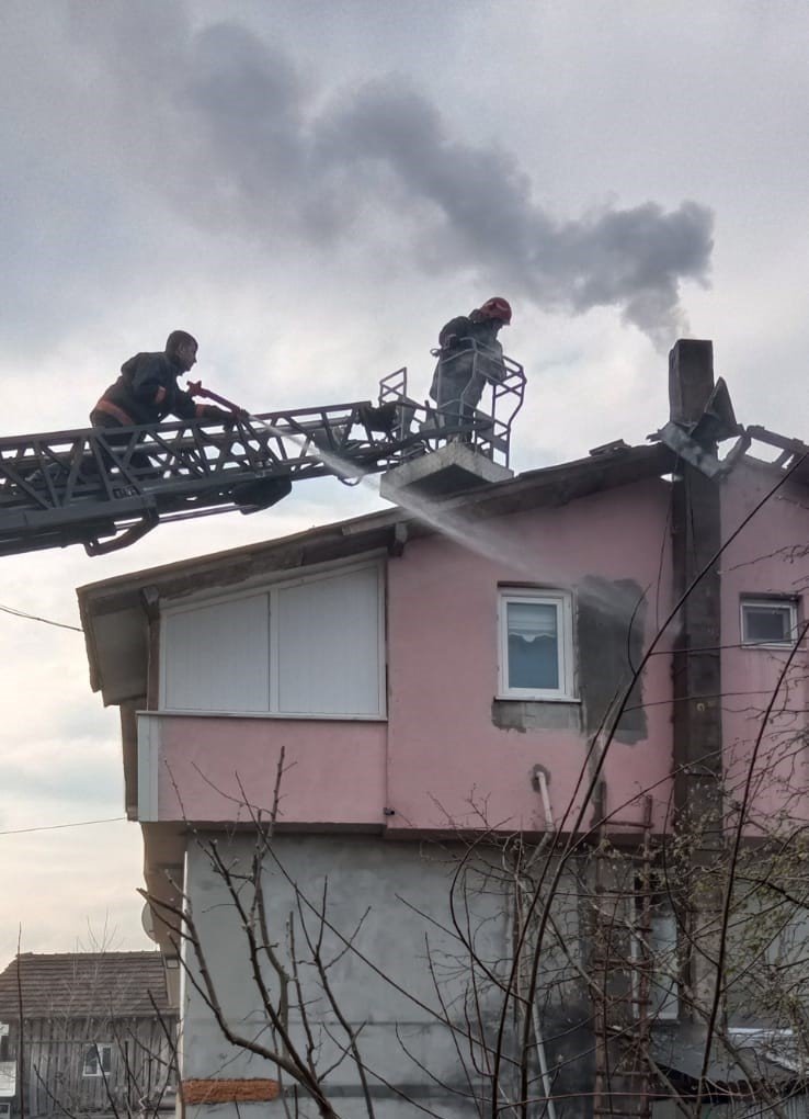 Çatıya sıçramadan itfaiye yetişti