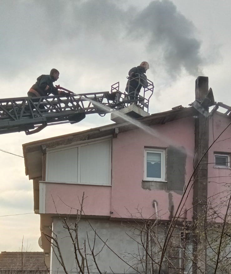 Çatıya sıçramadan itfaiye yetişti