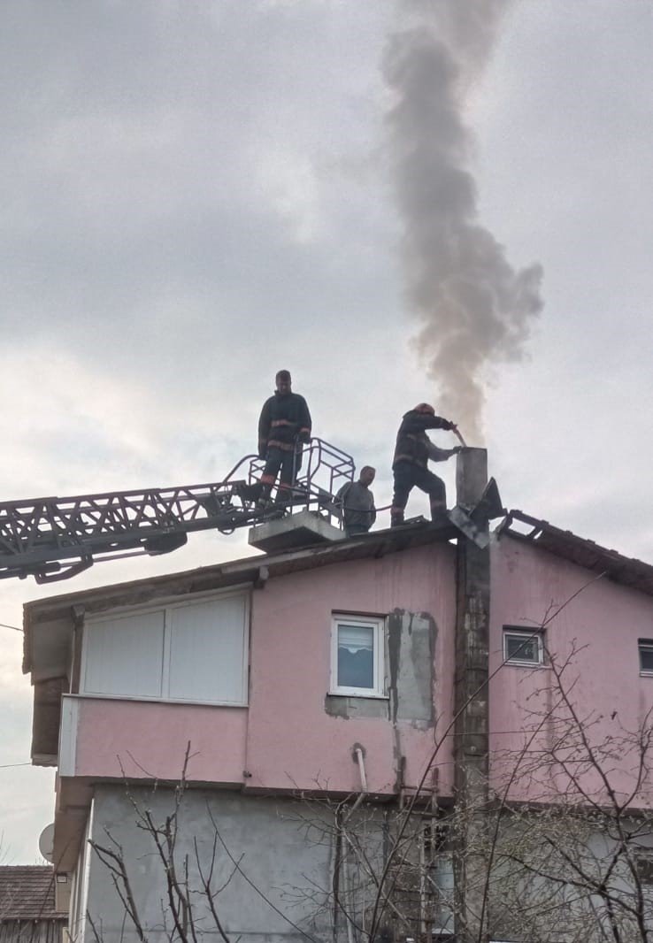 Çatıya sıçramadan itfaiye yetişti