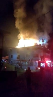 Çatıyı söndürmeye çalışırken üzerine moloz düştü