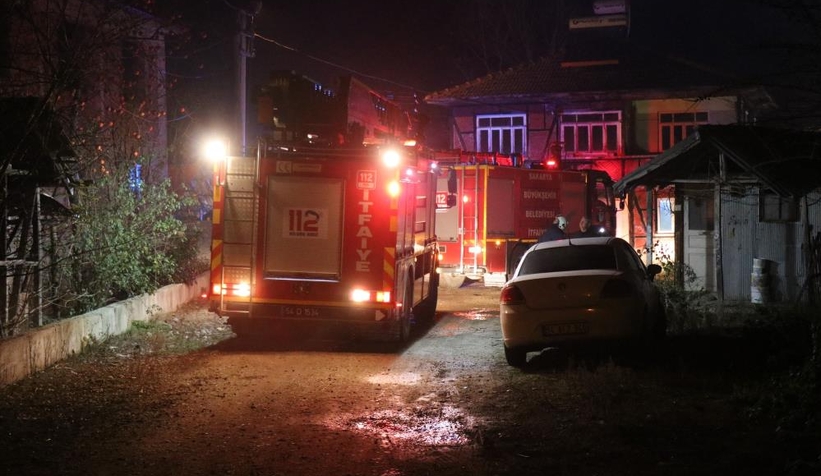 Çatıyı söndürmeye çalışırken üzerine moloz düştü