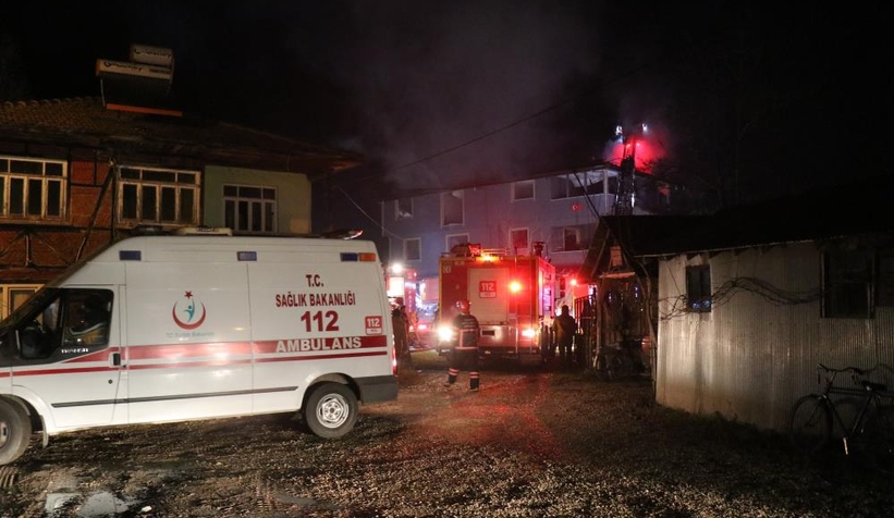 Çatıyı söndürmeye çalışırken üzerine moloz düştü