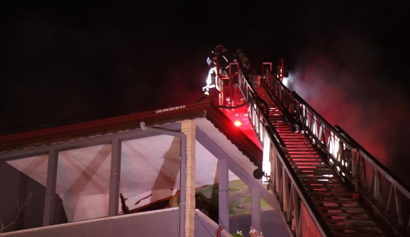 Çatıyı söndürmeye çalışırken üzerine moloz düştü