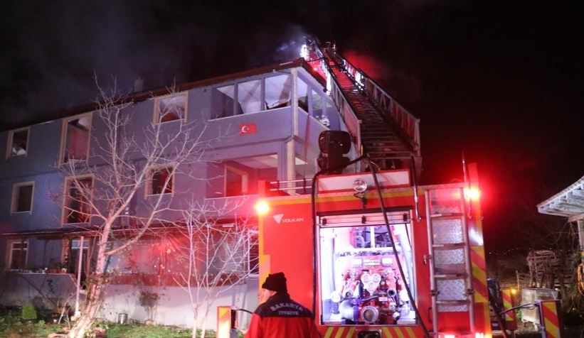 Çatıyı söndürmeye çalışırken üzerine moloz düştü
