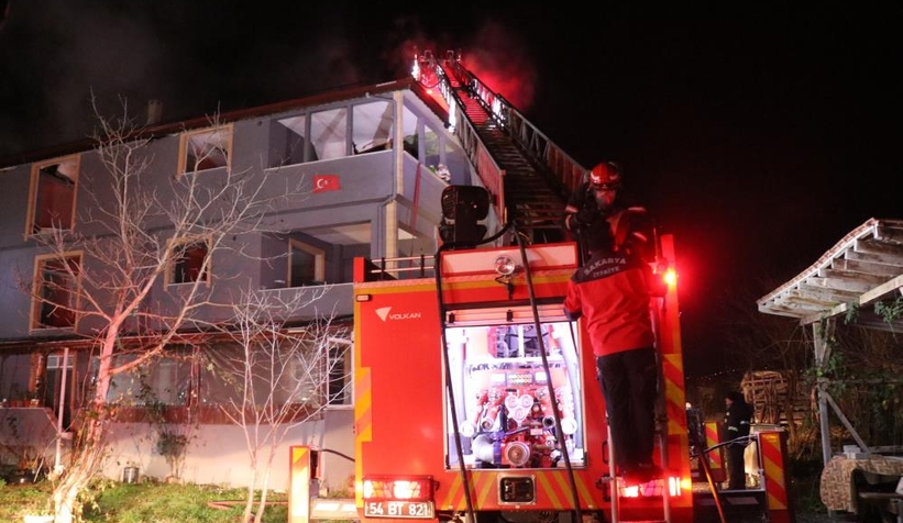 Çatıyı söndürmeye çalışırken üzerine moloz düştü