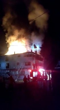 Çatıyı söndürmeye çalışırken üzerine moloz düştü