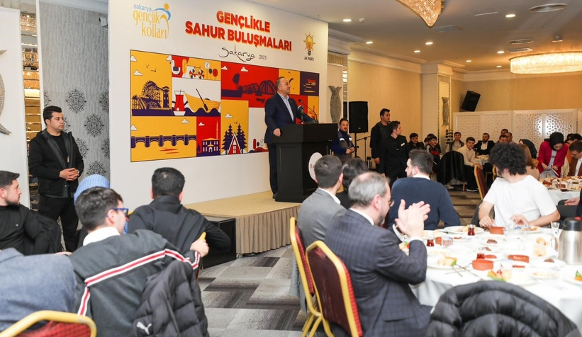 Çavuşoğlu gençlerle sahur yaptı