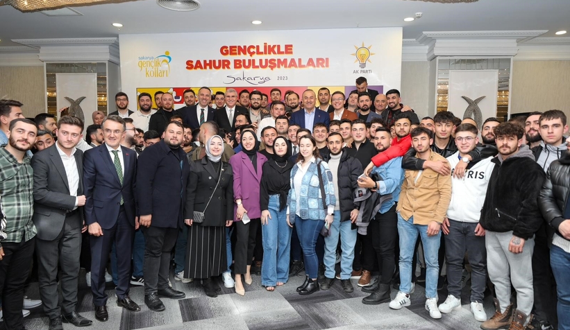 Çavuşoğlu gençlerle sahur yaptı