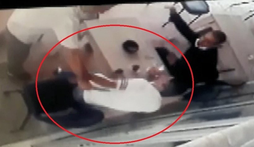 Çay içen kişiyi defalarca böyle bıçakladı