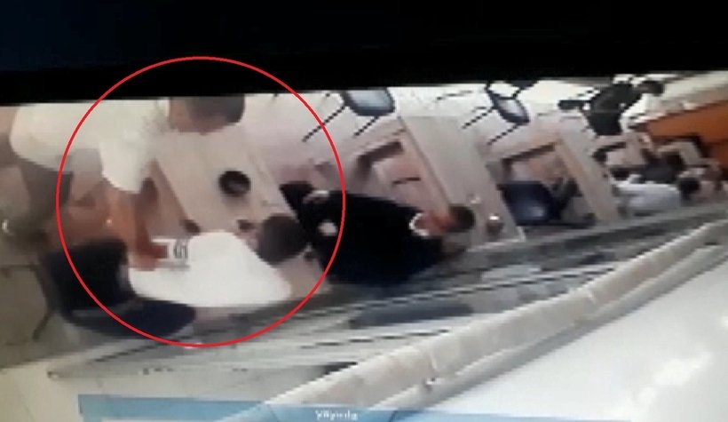 Çay içen kişiyi defalarca böyle bıçakladı