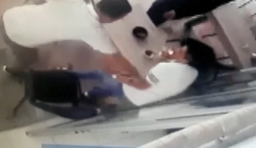 Çay içen kişiyi defalarca böyle bıçakladı