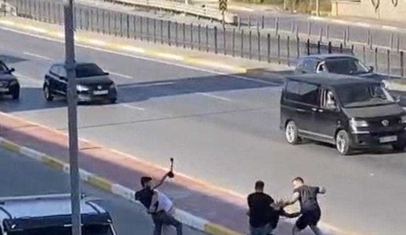 Çekiç ve sopalarla birbirlerine girdiler