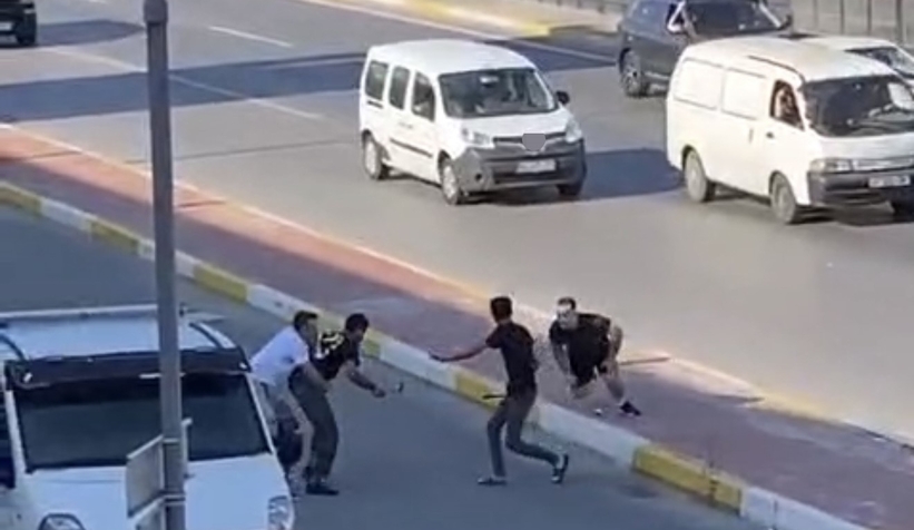 Çekiç ve sopalarla birbirlerine girdiler