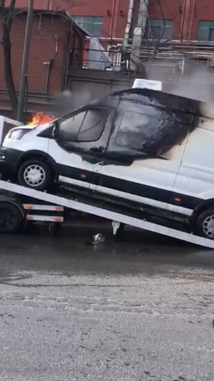 Çekici üzerindeki minibüs alev alev yandı