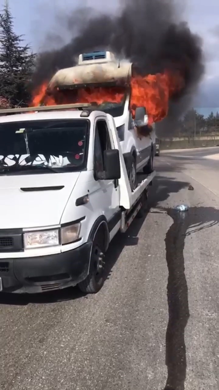 Çekici üzerindeki minibüs alev alev yandı