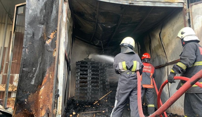 Çelik palet fabrikasında yangın
