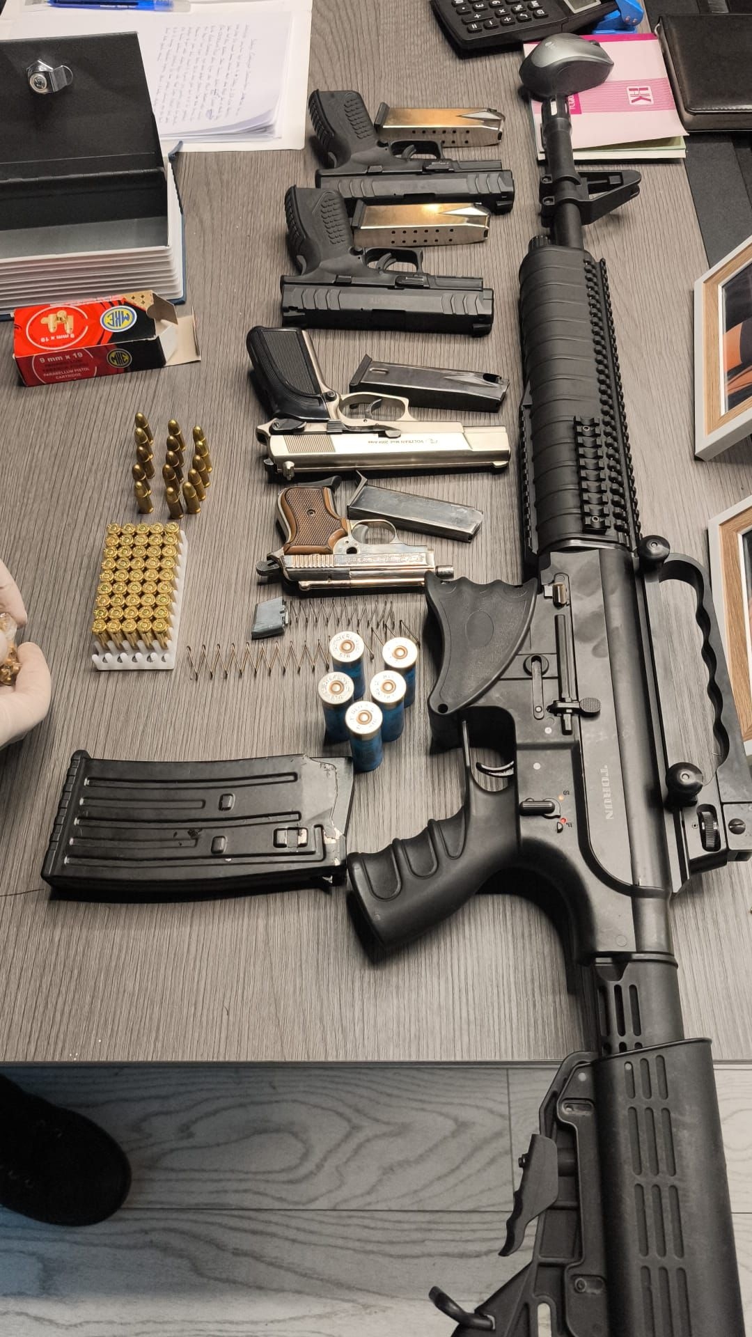 Cephanelik gibi evden suikast silahı çıktı