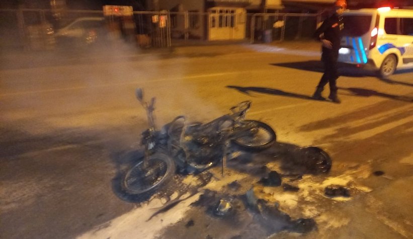 Çevirmeye takıldı kızıp motorunu yaktı