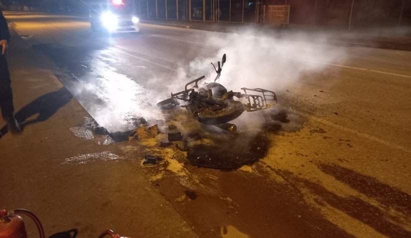 Çevirmeye takıldı kızıp motorunu yaktı