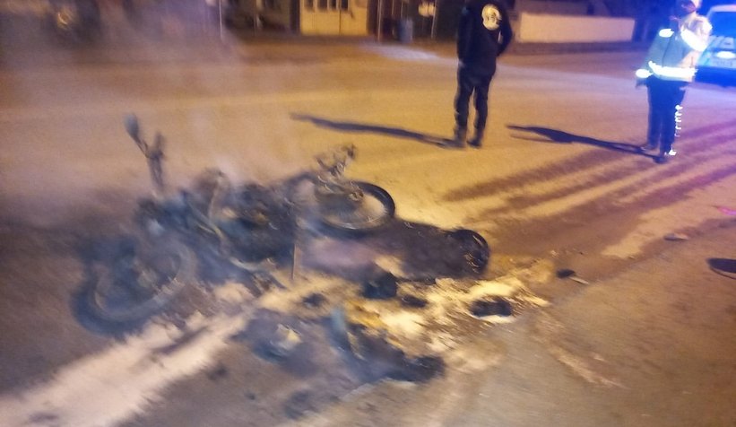 Çevirmeye takıldı kızıp motorunu yaktı