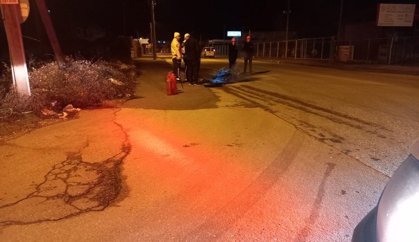 Çevirmeye takıldı kızıp motorunu yaktı