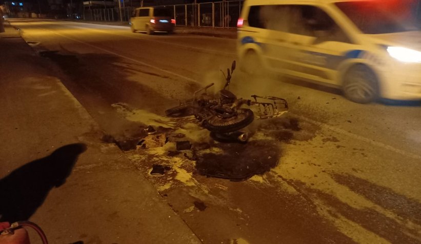 Çevirmeye takıldı kızıp motorunu yaktı