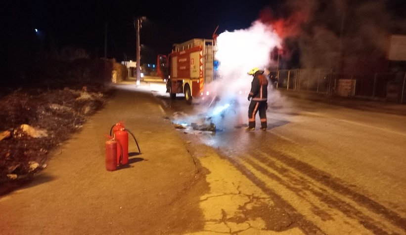 Çevirmeye takıldı kızıp motorunu yaktı